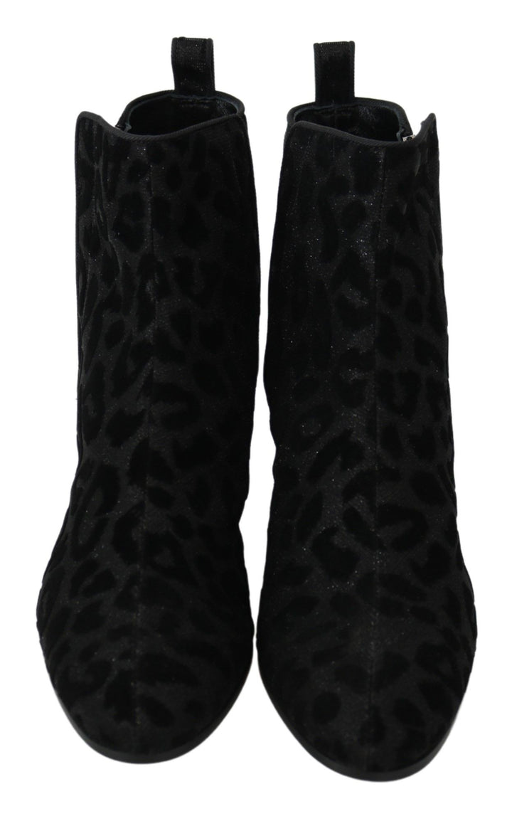Elegant black short boots with leopard print