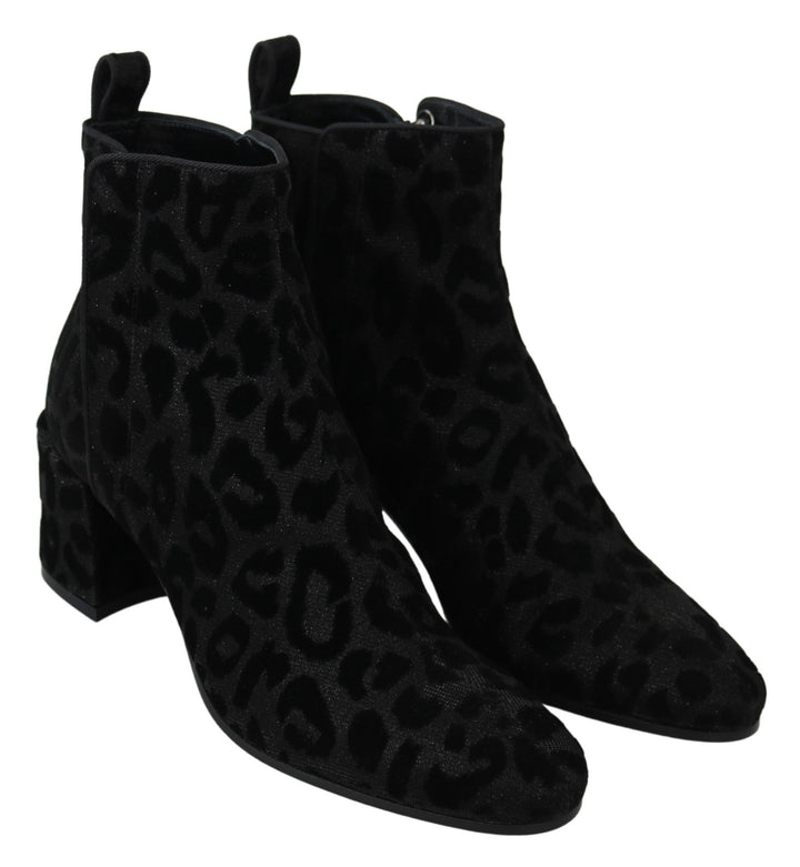 Elegant black short boots with leopard print