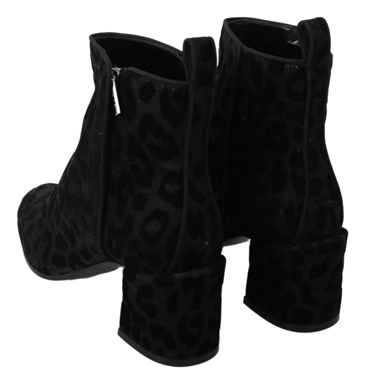 Elegant black short boots with leopard print