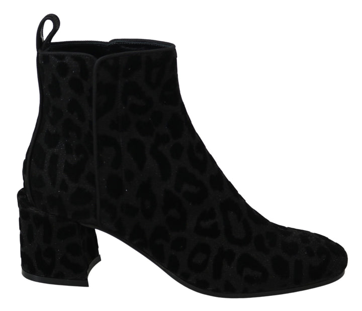Elegant black short boots with leopard print