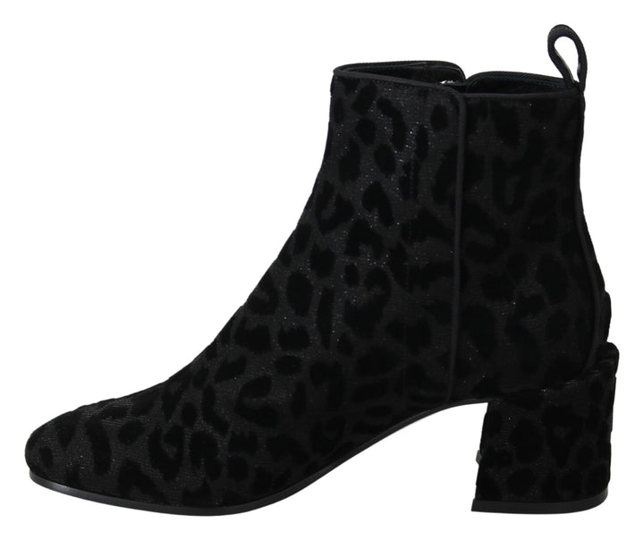 Elegant black short boots with leopard print