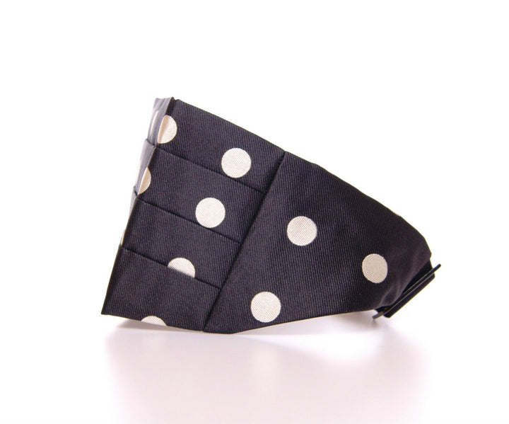 Elegant cummerbund made of black silk with polka dot
