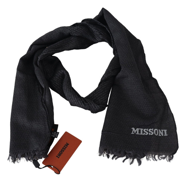 Elegant fringed scarf made of black wool