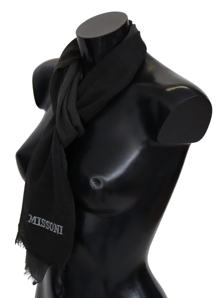 Elegant black wool scarf with fringes