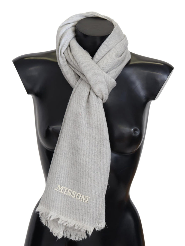 Elegant wool scarf with characteristic embroidery