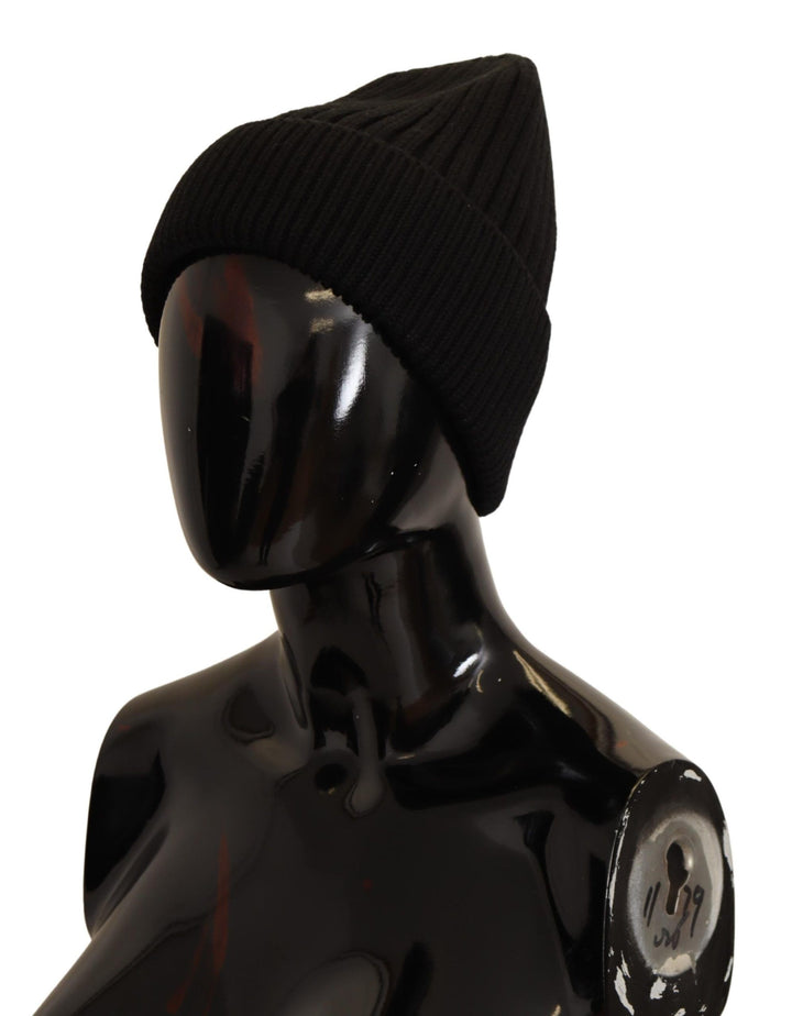 Elegant woolen braided hat with fleece lining