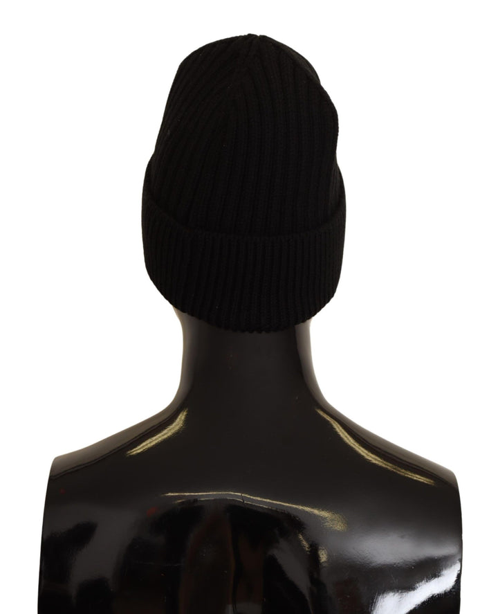 Elegant woolen braided hat with fleece lining