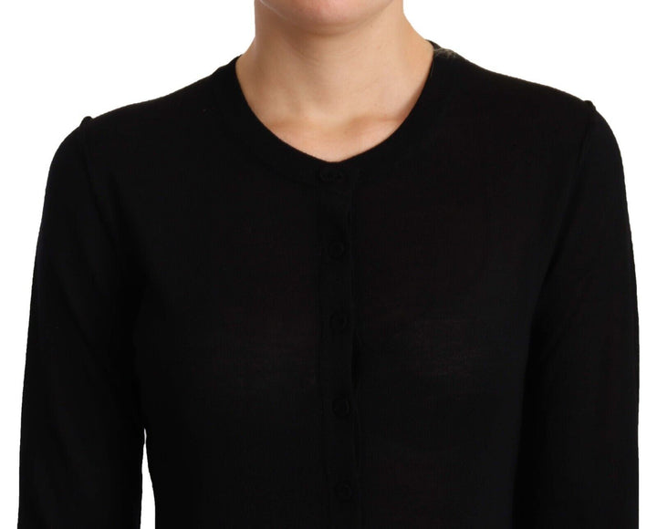 Elegant round-neck sweater made of virgin wool