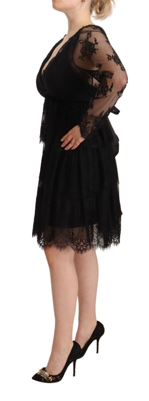 Elegant long-sleeved shift dress made of floral lace