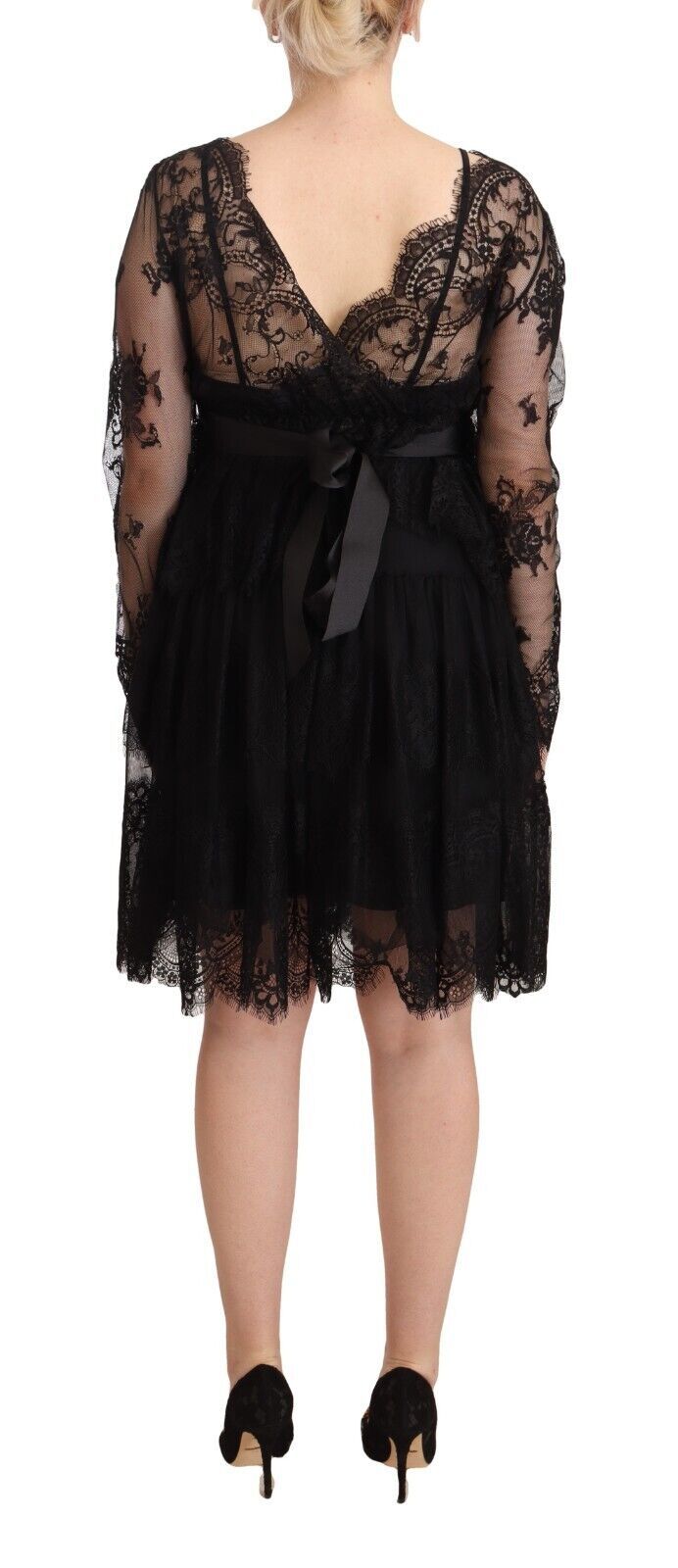 Elegant long-sleeved shift dress made of floral lace