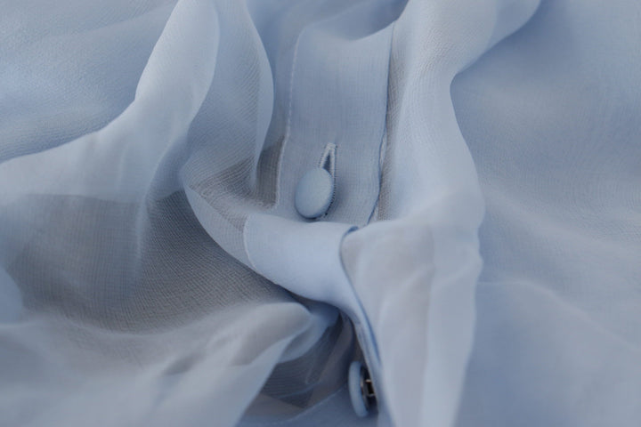 Hellblaues Seiden-Ascot-Kragen-Top mit langen Ärmeln