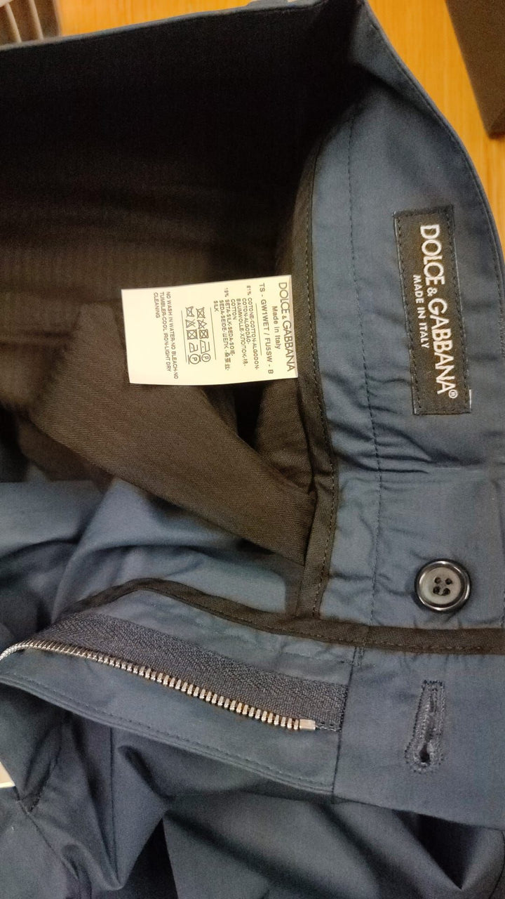 Elegant slim fit chinos made from a blue silk blend