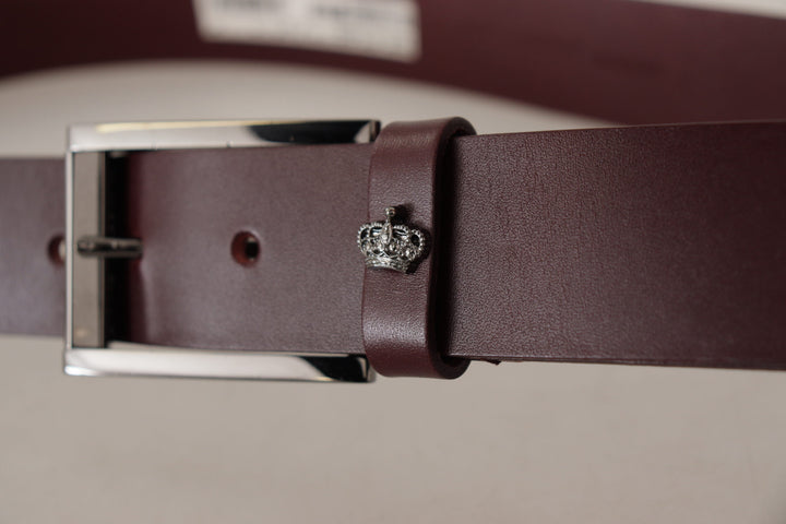 Brauner Ledergürtel mit silberner Metallkronenschnalle