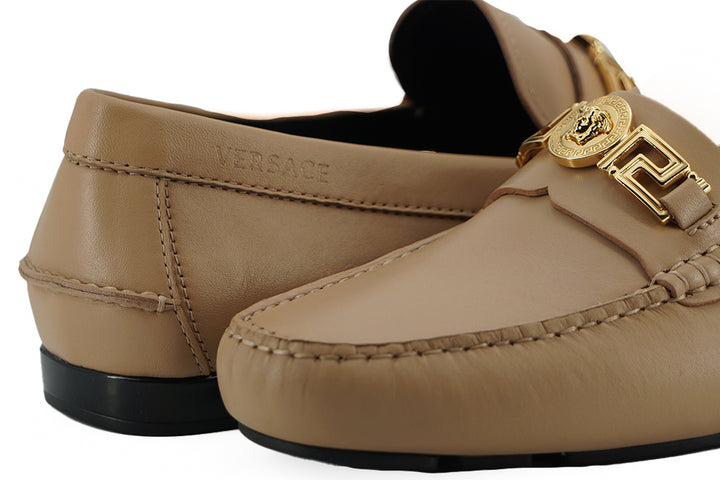 Exquisite Medusa Loafers aus goldfarbenem Leder