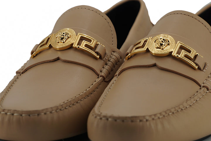 Exquisite Medusa Loafers aus goldfarbenem Leder