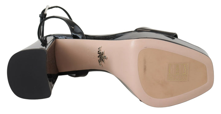 Schwarze Lacksandalen Knöchelriemen Heels Leder