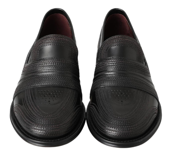 Elegant slippers made of black leather
