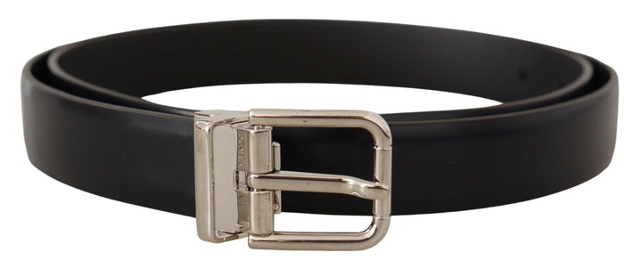 Elegant leather belt with metal buckle