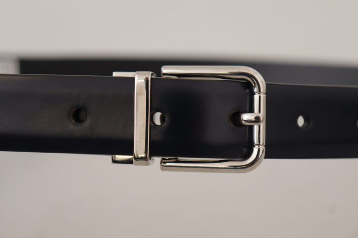 Elegant leather belt with metal buckle