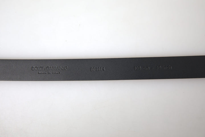 Bordeauxfarbener Ledergürtel mit silberner Metallschnalle