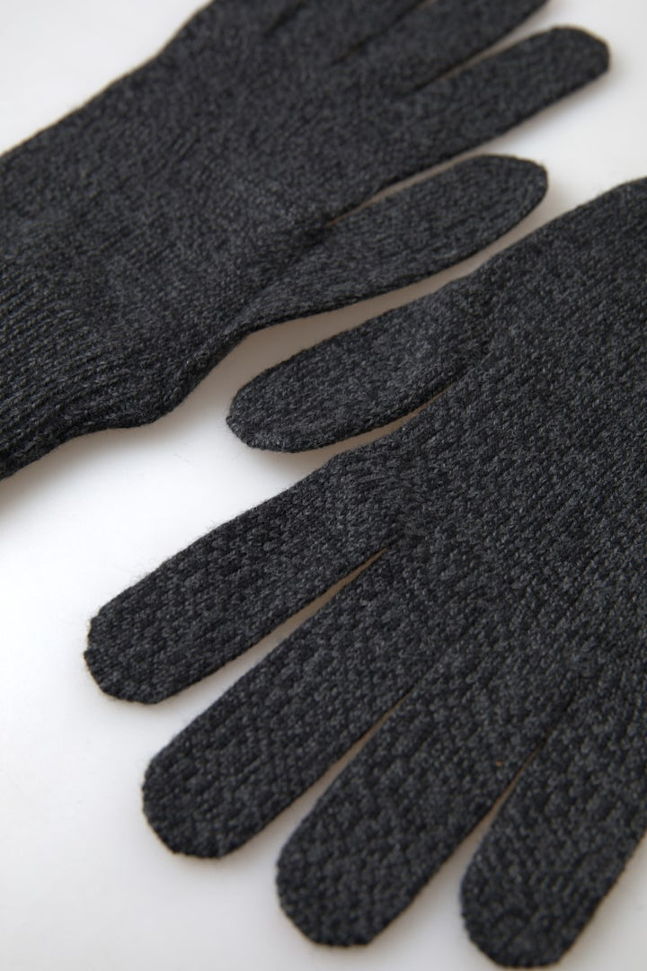 Elegant winter gloves made of new wool in grey