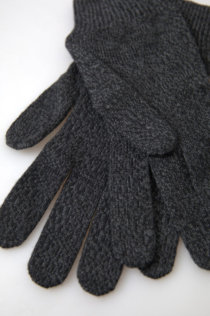 Elegant winter gloves made of new wool in grey