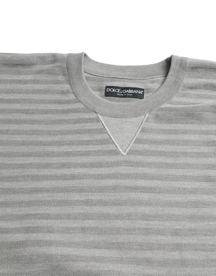 Grauer Pullover mit Rundhalsausschnitt und Seidentop