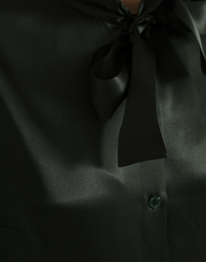 Graues langärmeliges Blusentop mit Ascot-Kragen