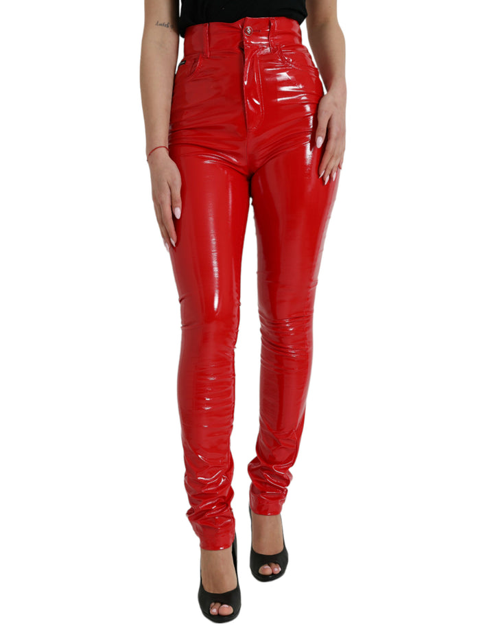 Glänzende rote Skinny-Hose mit hoher Taille
