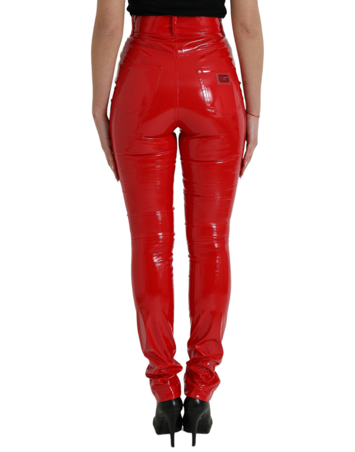 Glänzende rote Skinny-Hose mit hoher Taille