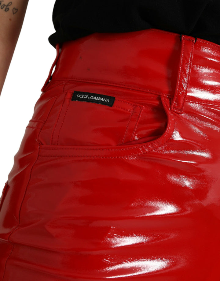 Glänzende rote Skinny-Hose mit hoher Taille