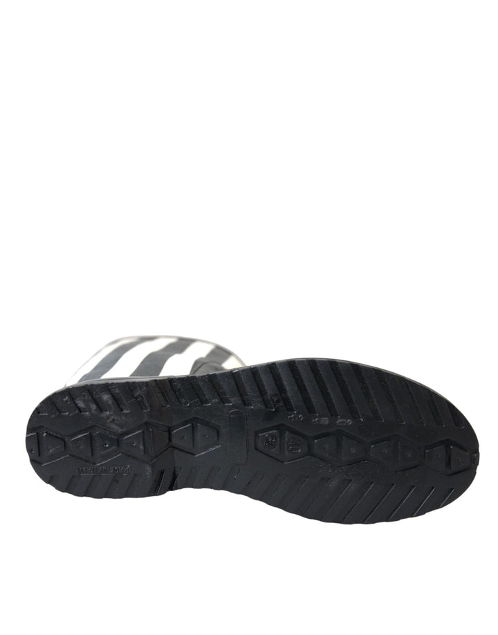 Schwarze kniehohe flache Gummistiefel Schuhe