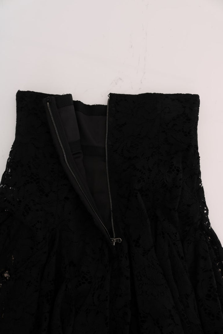 Elegant A-line mini skirt made of floral lace