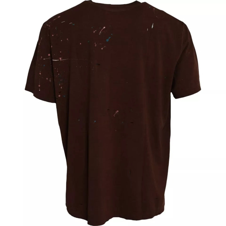 Braunes T-Shirt mit Rundhalsausschnitt aus Baumwolle mit Farbklecksen