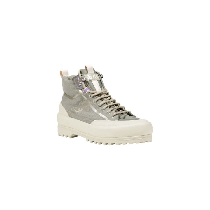Sneaker aus grünem Stoff