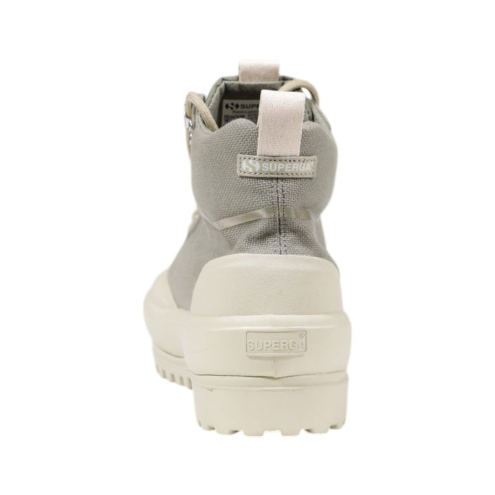 Sneaker aus grünem Stoff