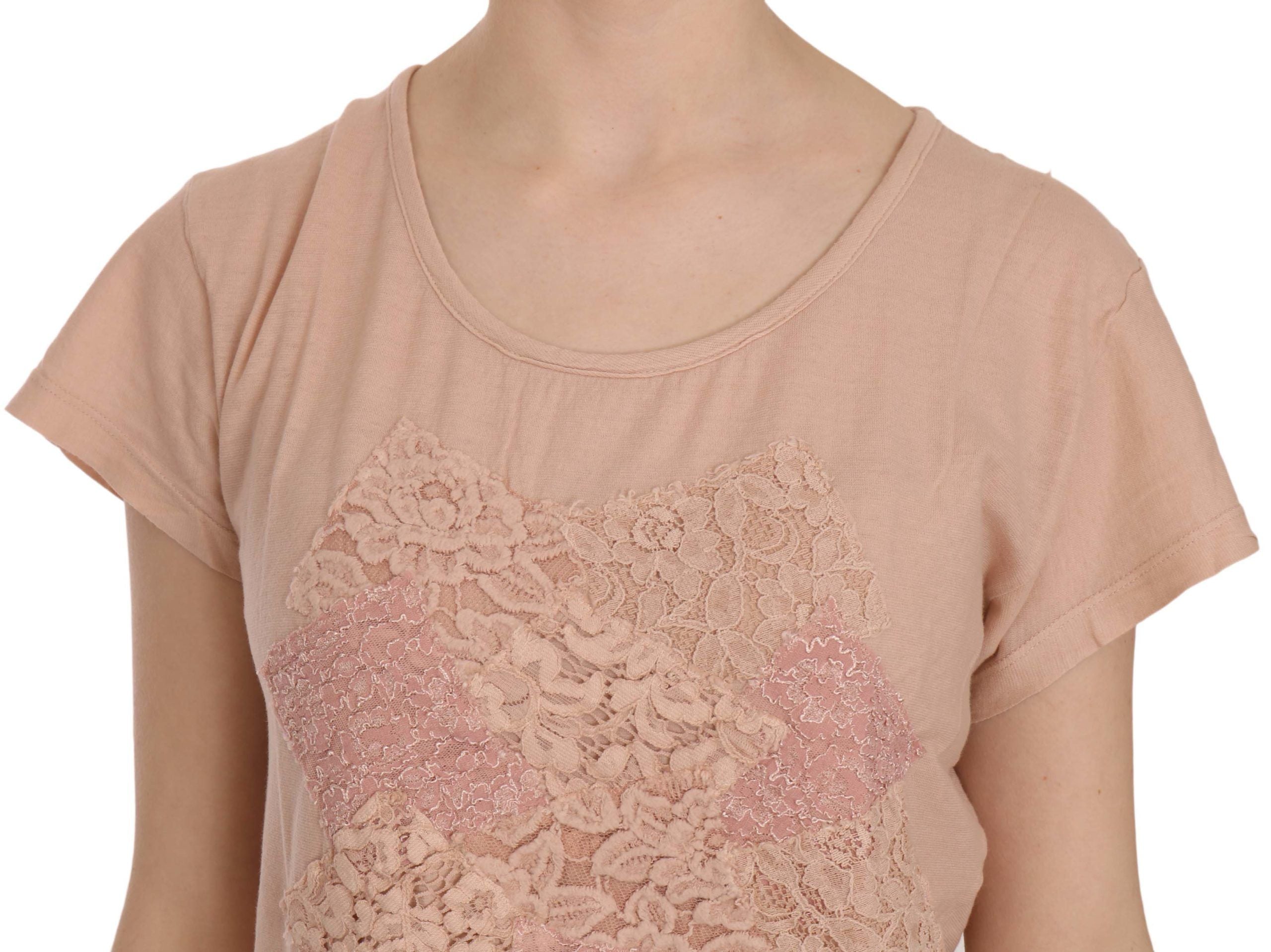 Elegant round-neck blouse made of cream-colored lace