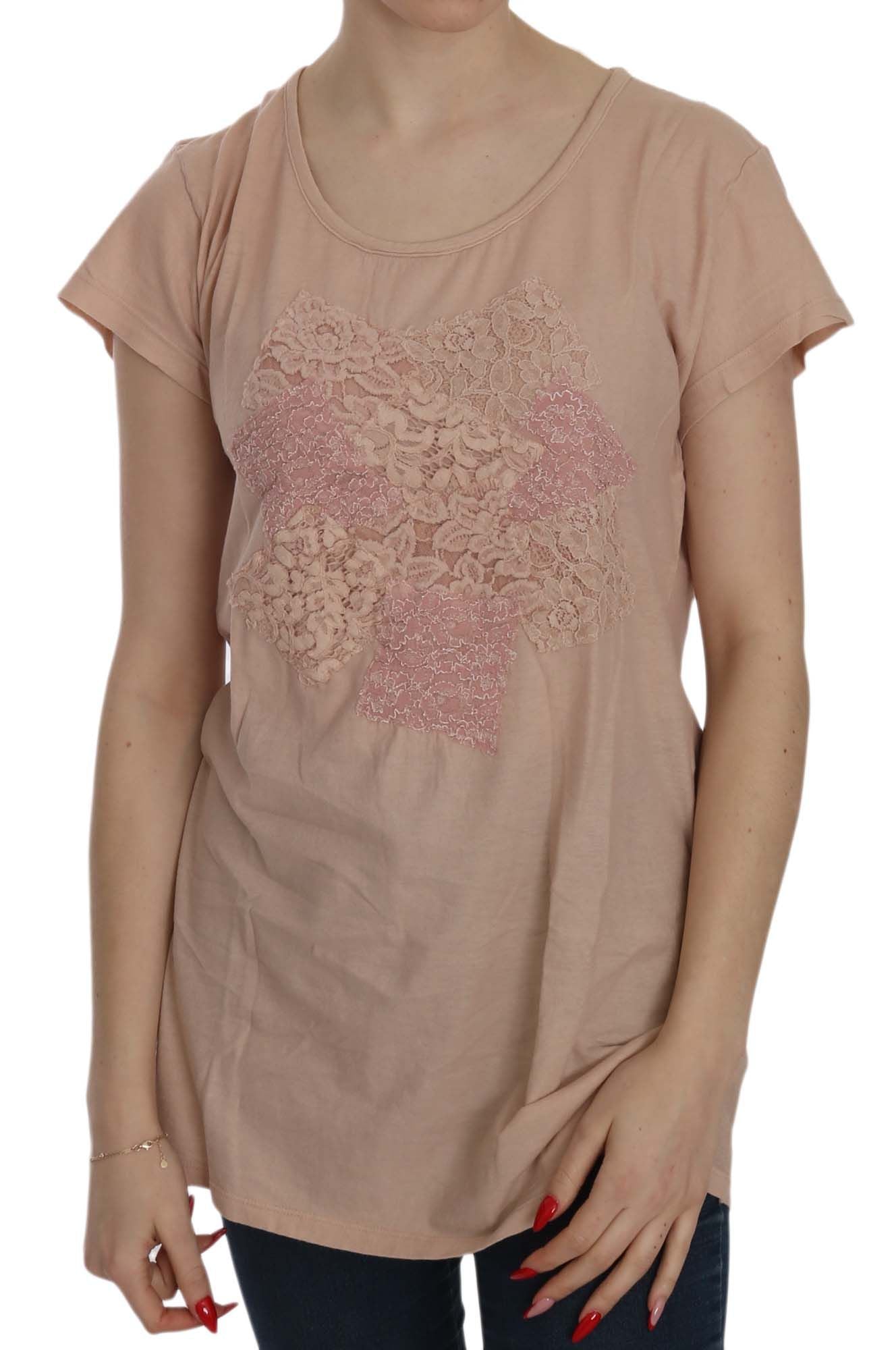 Elegant round-neck blouse made of cream-colored lace