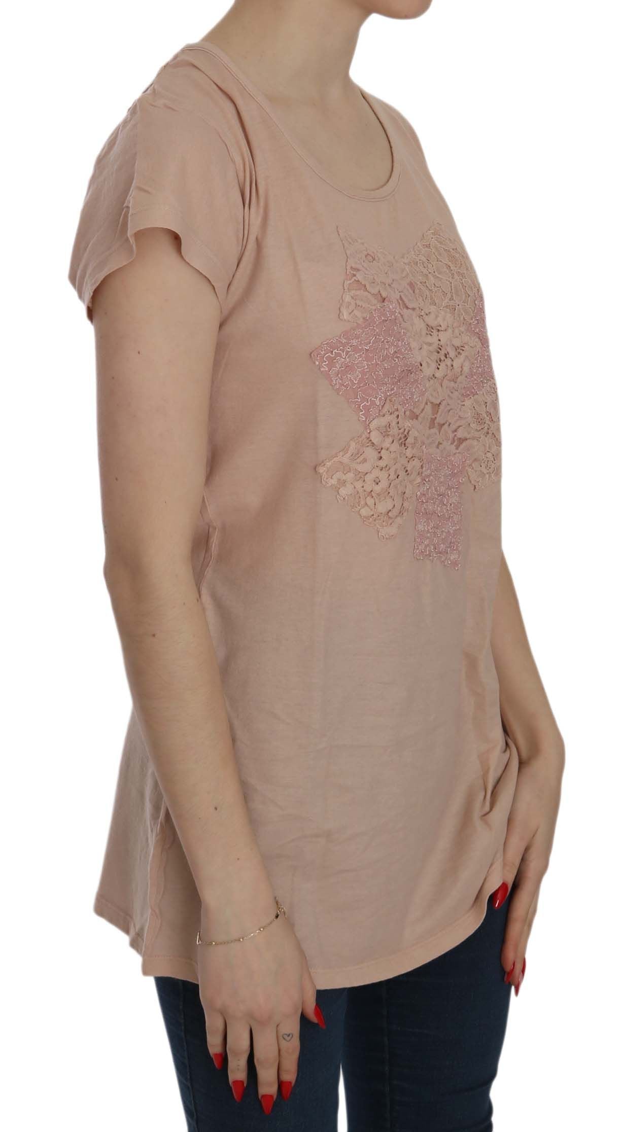 Elegant round-neck blouse made of cream-colored lace