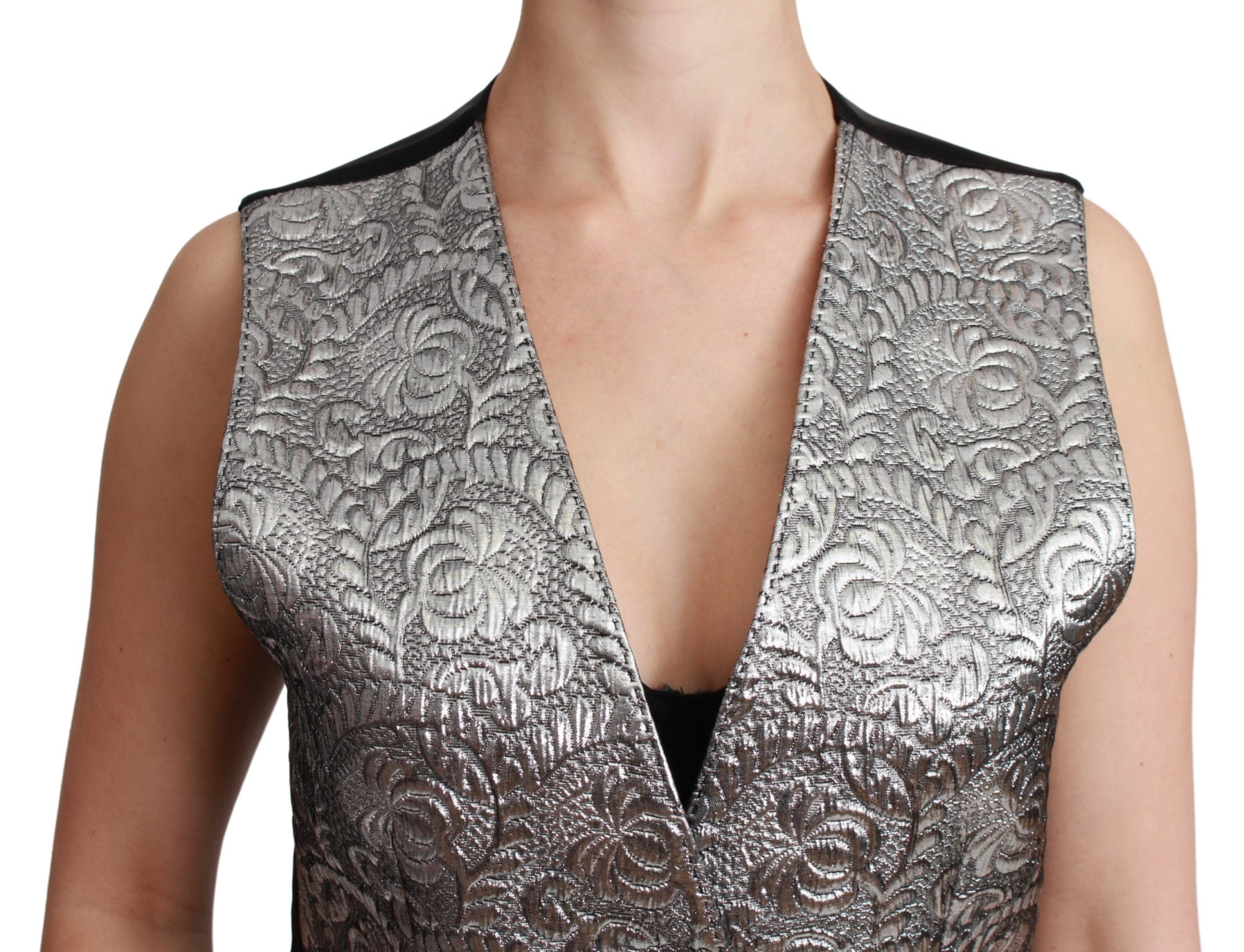 Elegant sleeveless brocade vest in silver