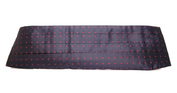 Eleganter schwarzer Seidenkummerbund mit roten Tupfen