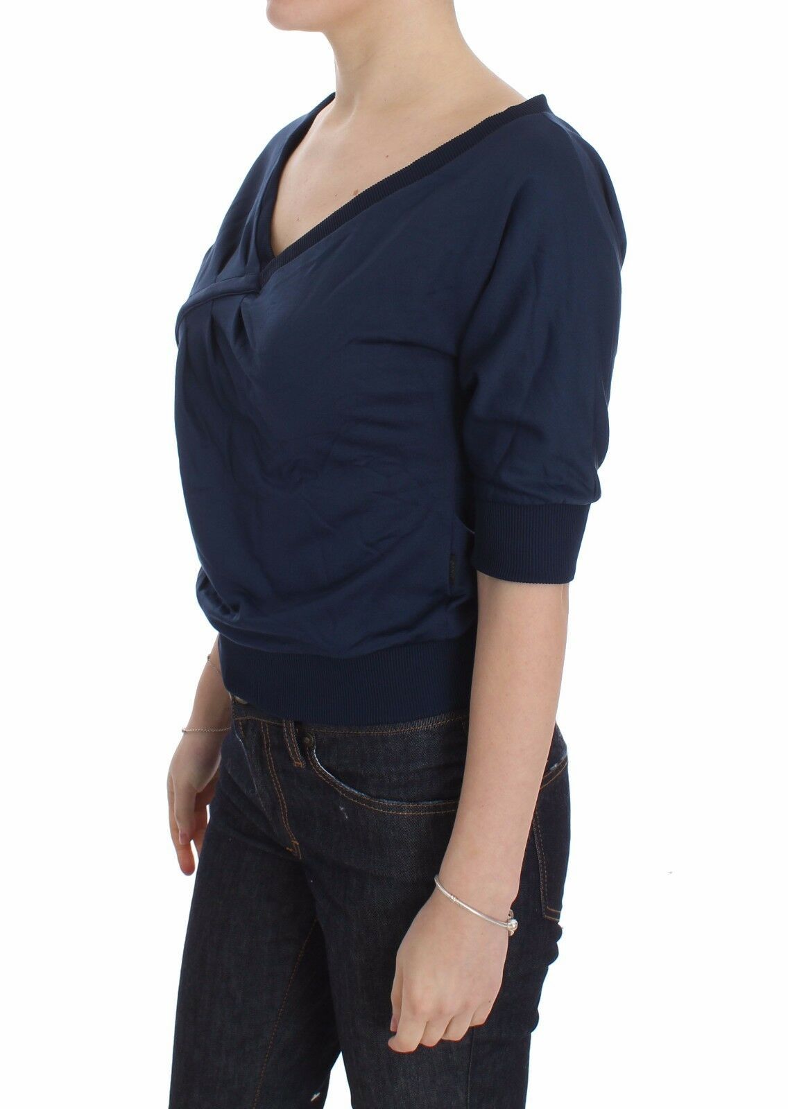 Elegant sweater with deep V-neck in blue