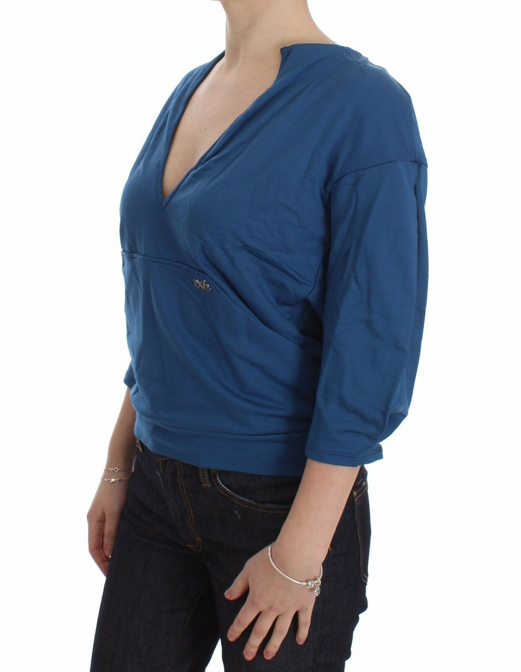 Elegant sweater with deep V-neck in blue
