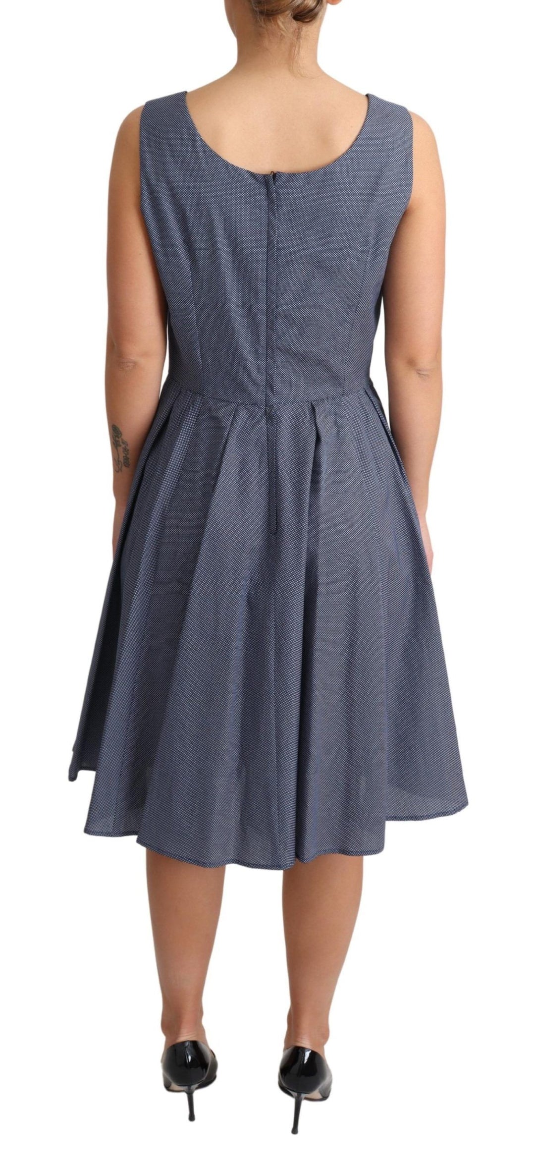 Schickes blaues gepunktetes ärmelloses Kleid in A-Linie