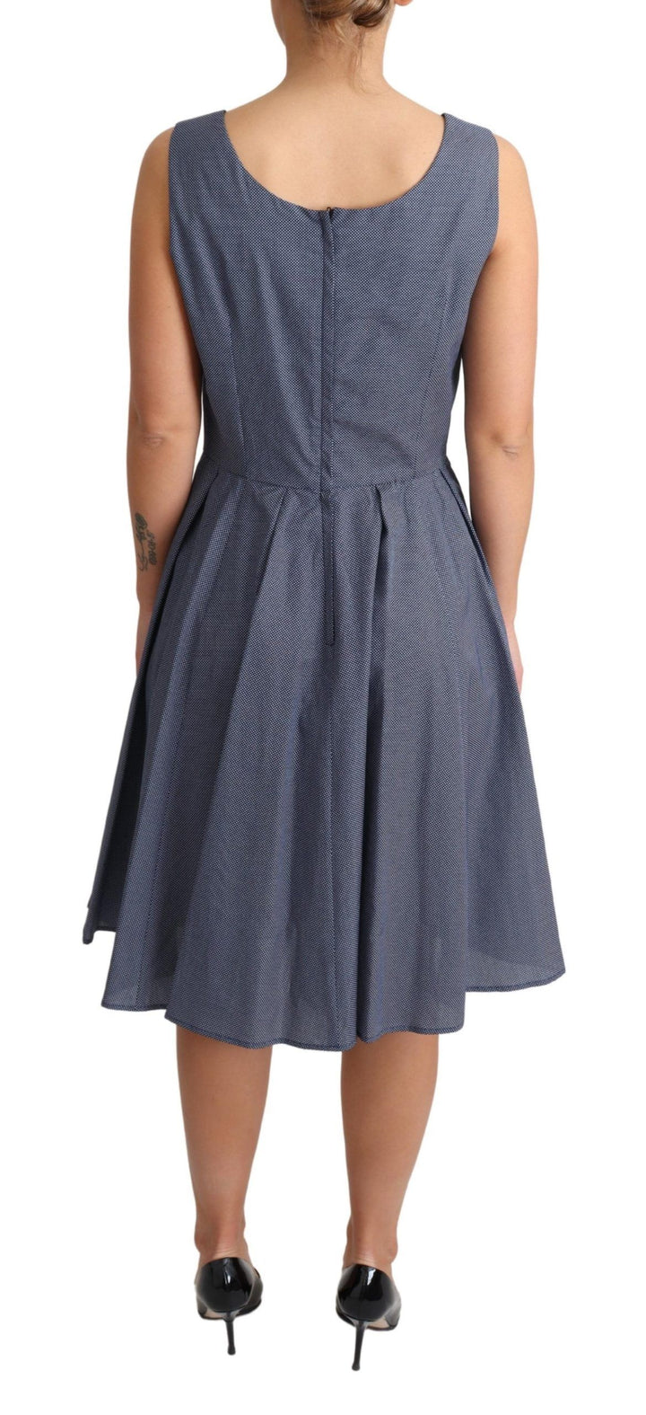 Schickes blaues gepunktetes ärmelloses Kleid in A-Linie