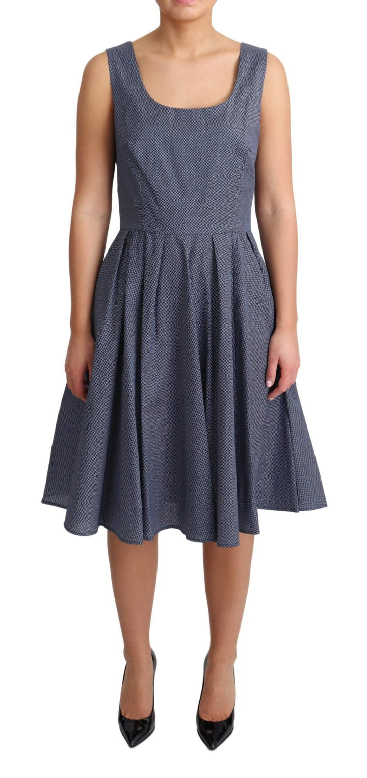 Schickes blaues gepunktetes ärmelloses Kleid in A-Linie