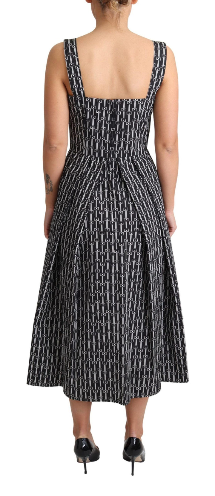 Elegant sleeveless dress in geometric A-line