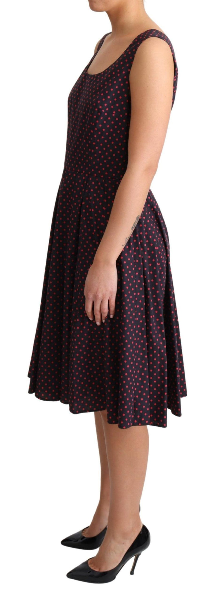 Schickes gepunktetes ärmelloses Kleid in A-Linie