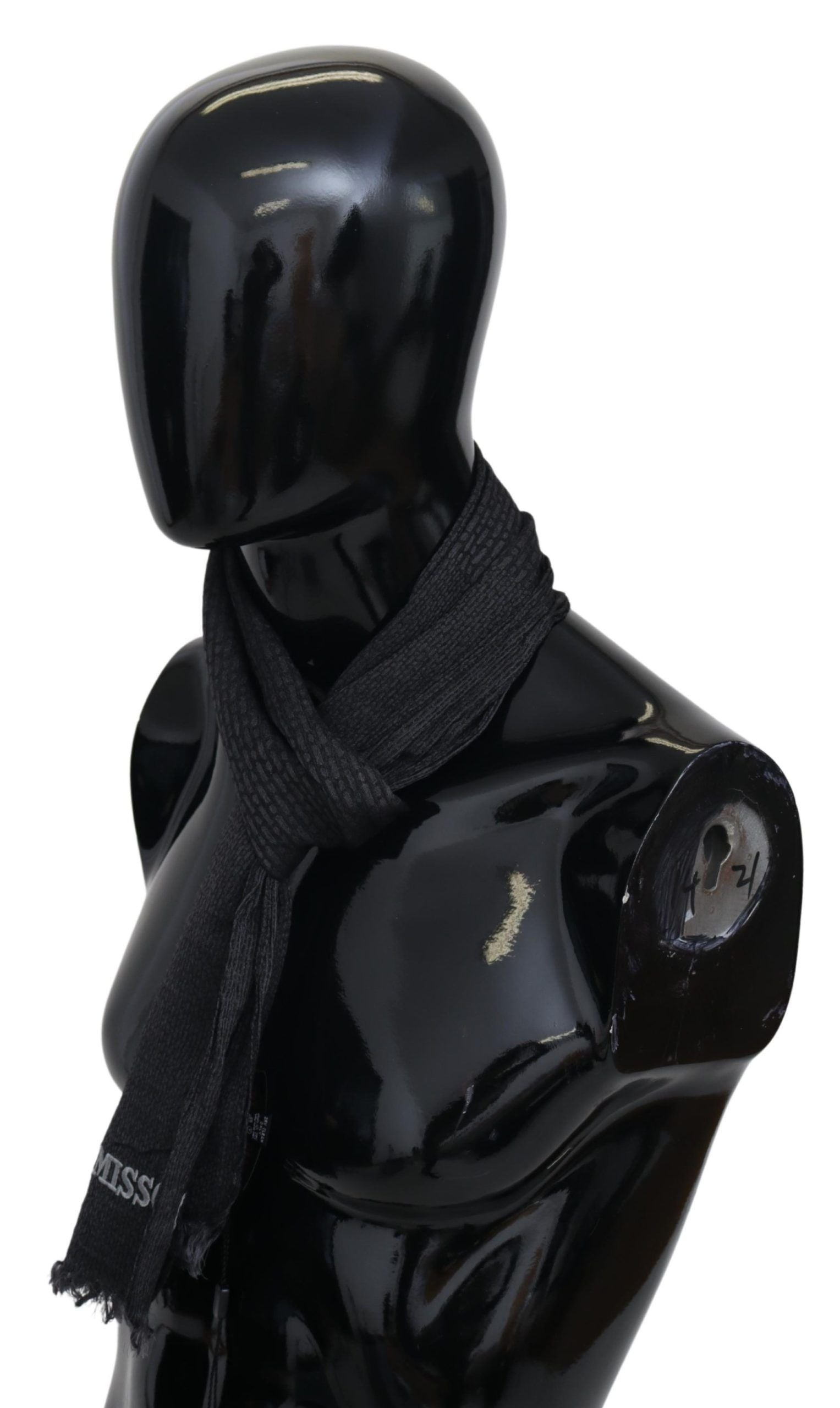 Elegant fringed scarf made of black wool