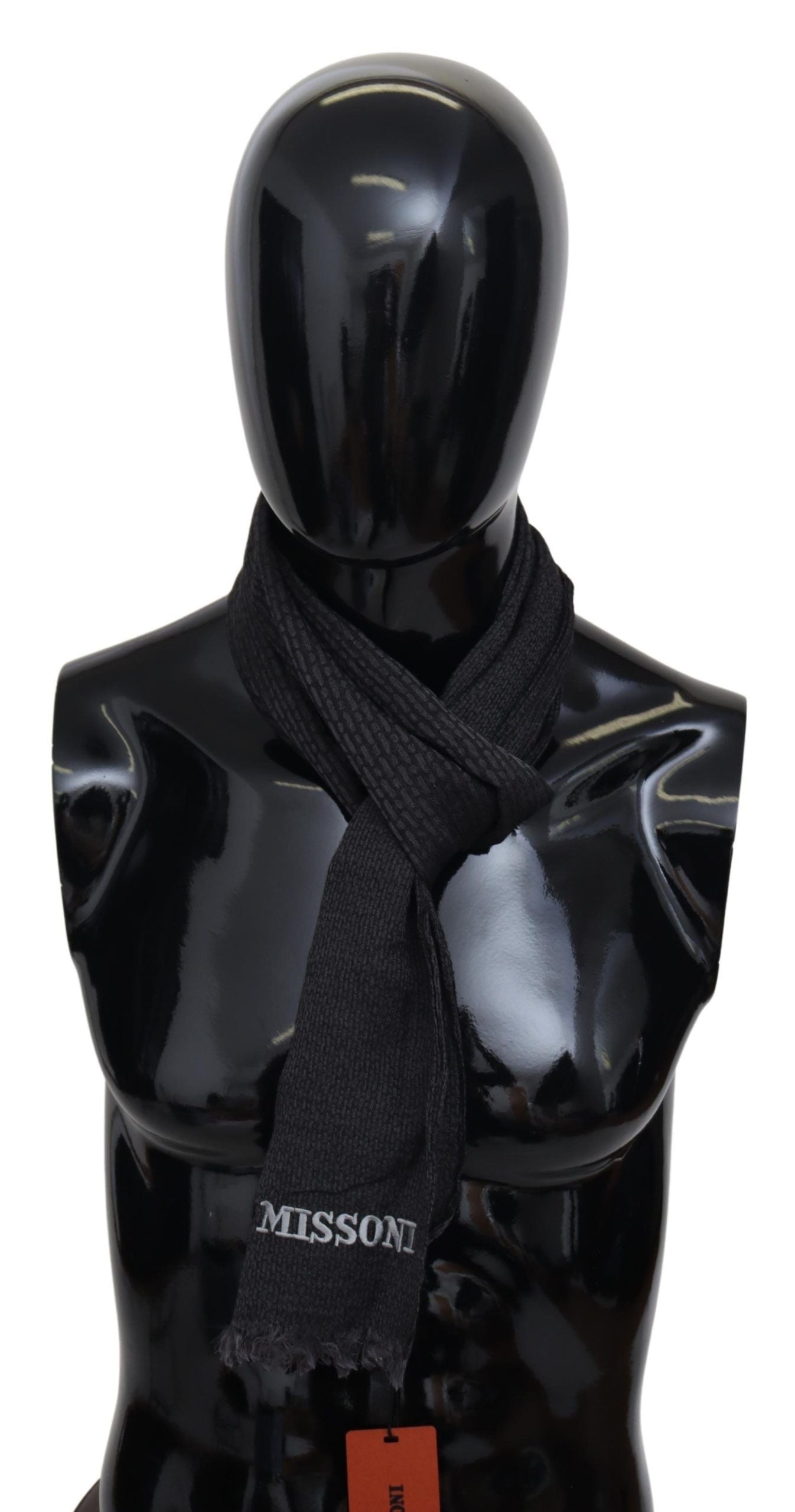 Elegant fringed scarf made of black wool